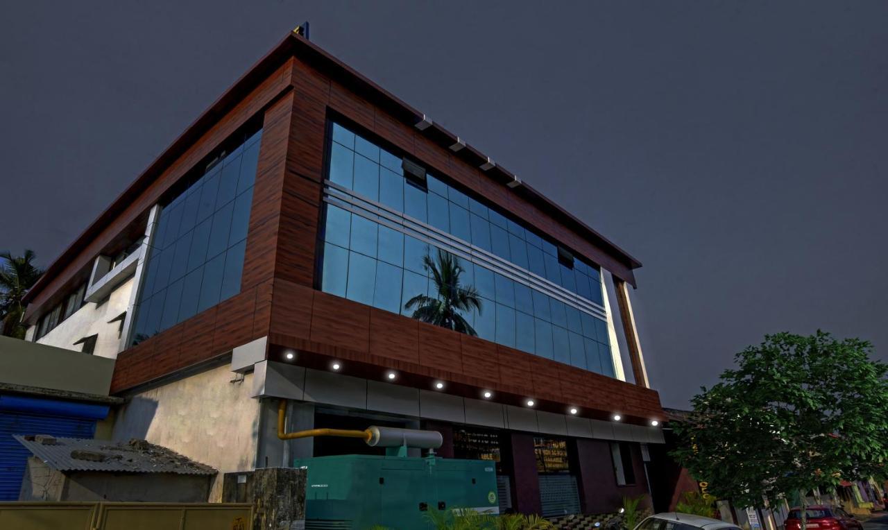 Treebo Trip Majestic Inn Thampanoor Thiruvananthapuram Exterior foto